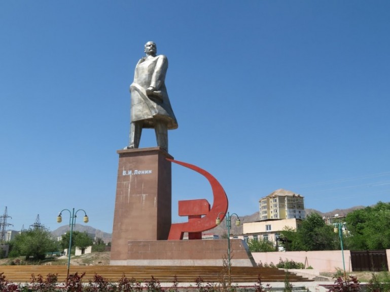 Статуя Ленина в Парке Победы города Худжанда