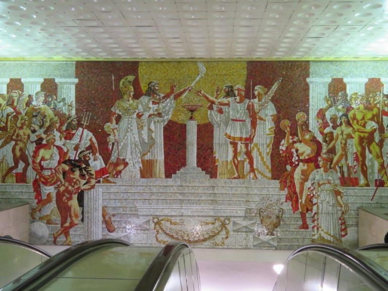 Мозаика на станции метро Спортивная во время экскурсии по метро Санкт-Петербурга