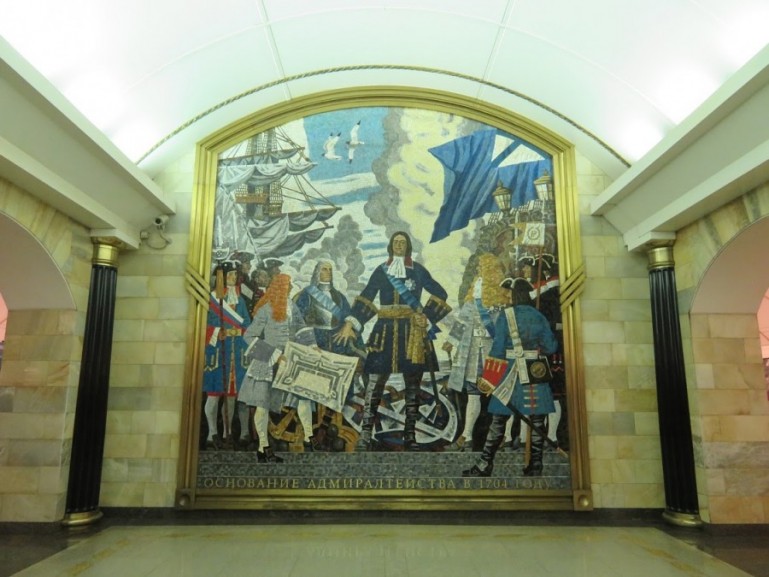 Мозаика на станции метро Адмиралтейская во время экскурсии по метро Санкт-Петербурга