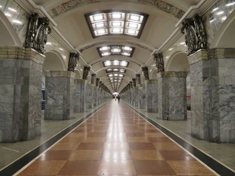 метро Кировский завод 