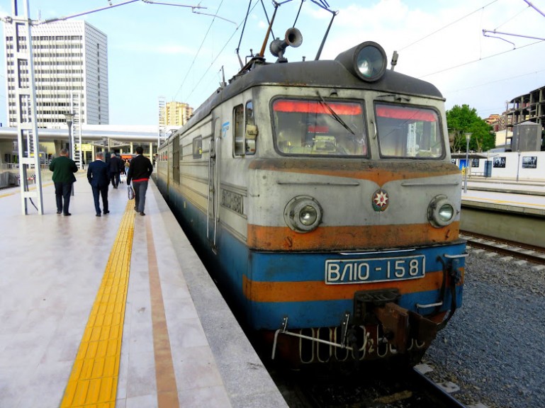 Поезд из Шеки в Баку на вокзале Баку