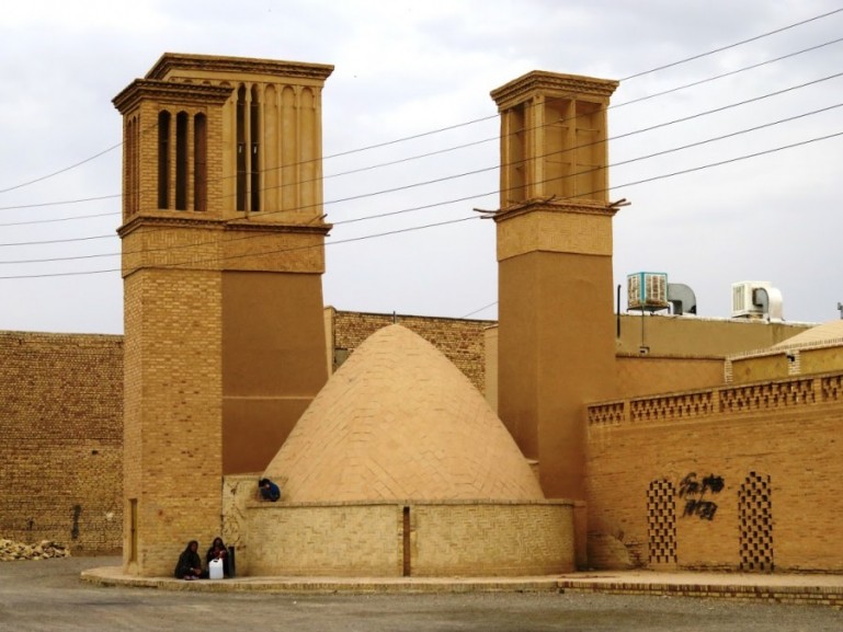 Традиционный Аб-анбар с ветряными башнями в Наин-Иране