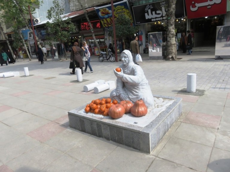 Статуя дамы, сажающей апельсины в Масуле, Иран