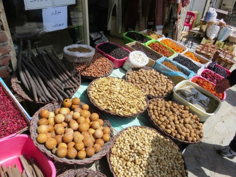 Орехи и сухофрукты на рынке в Кандован Иран