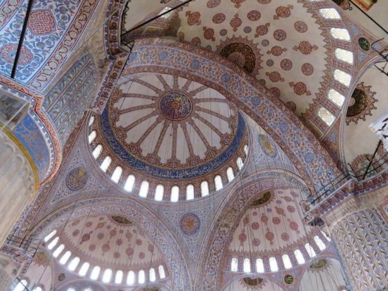 Внутри голубой мечети в Стамбуле.  Обязательно посетите, если вы в Стамбуле на один день