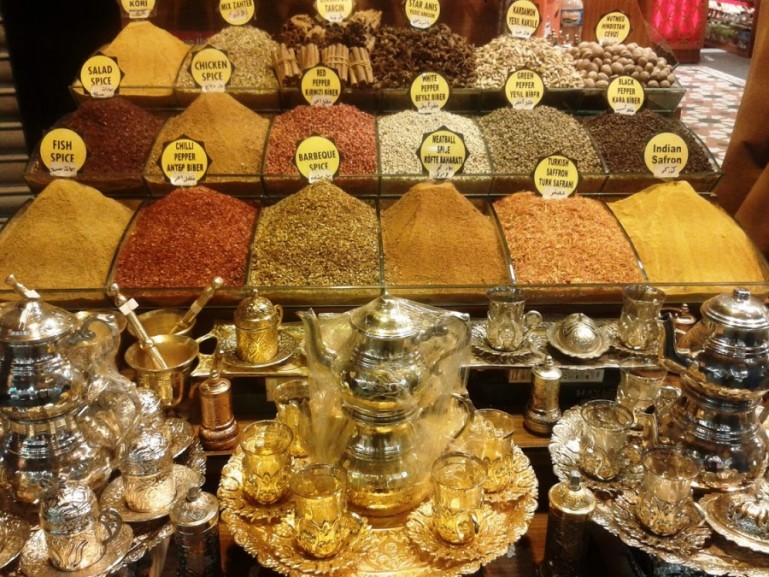специи на грандиозном базаре в Стамбуле