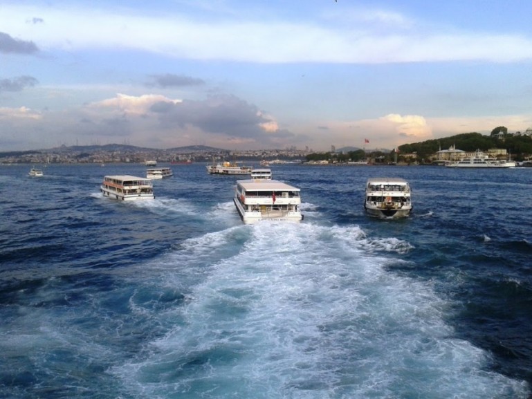 лодки на реке босфор, вид с моста Галата в Стамбуле