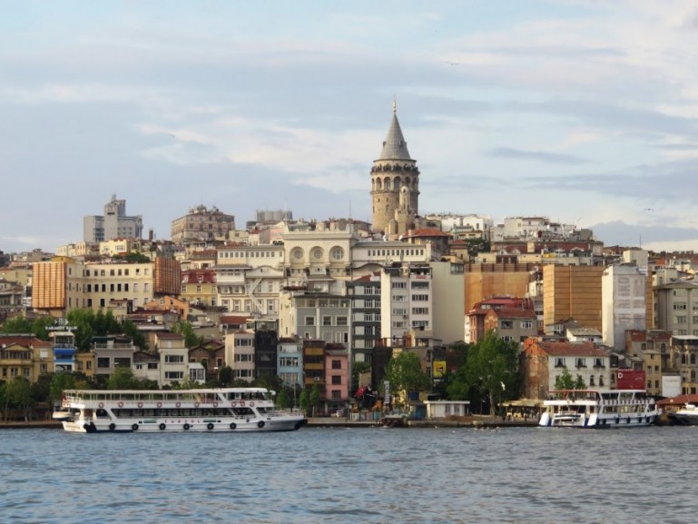 вид на Галатскую башню с Галатского моста в Стамбуле