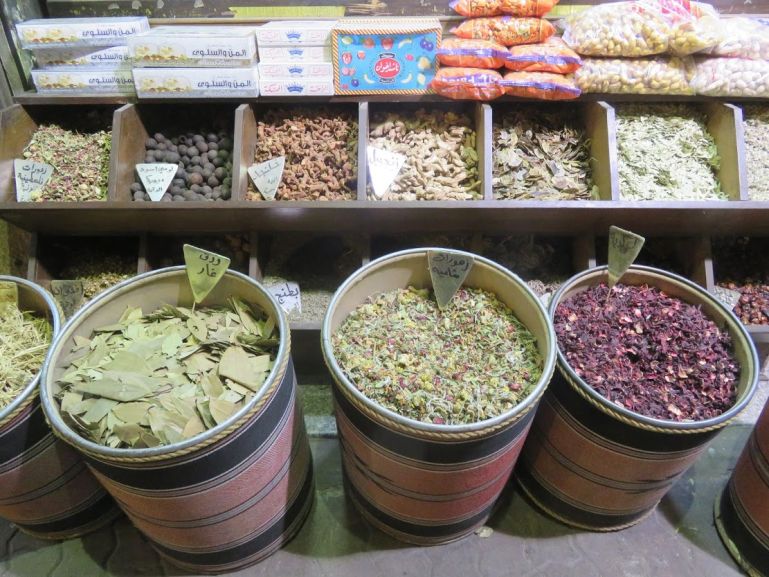Специи на рынке в центре города Аль-Балад