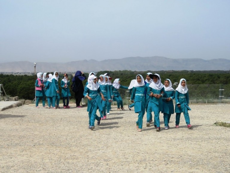 школьницы, посетившие Персеполь