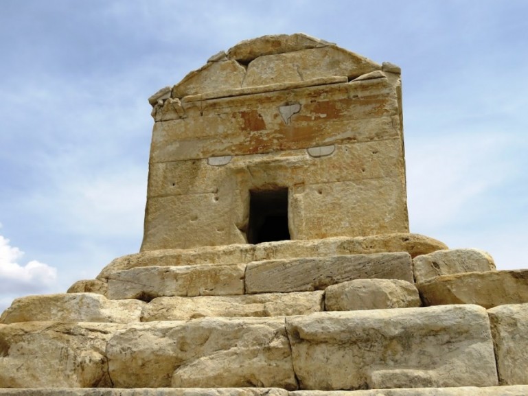 гробница Кира Великого в Пасаргадах близ Персеполя