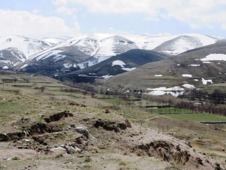 Горы со снегом на границе Турции и Ирана