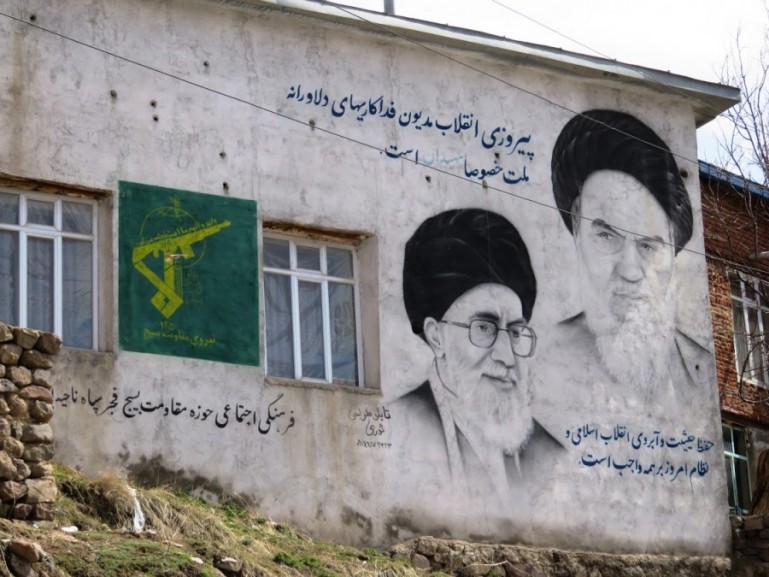 картина религиозных лидеров Хомей и Хаменеи на здании в Иране