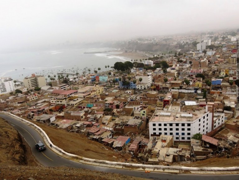 вид на океан и пригороды Лимы из автобуса Peru Hop