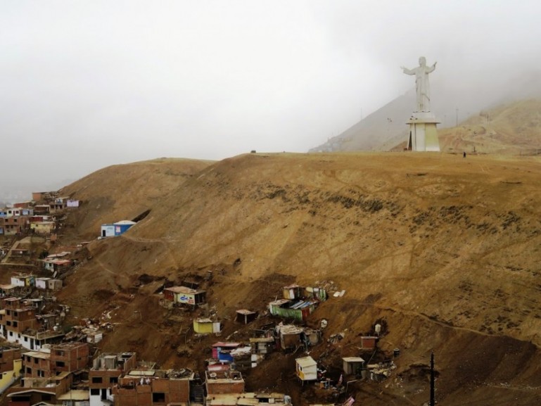Кристо дель Пасифико с видом на пригород Лимы.  Одна из остановок, которые мы сделали с Перу-хопом по пути из Лимы в Мачу-Пикчу.