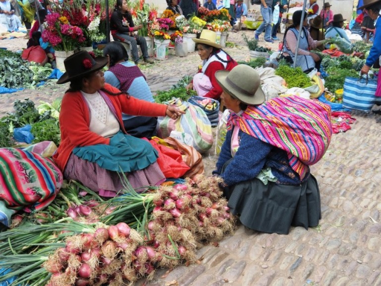 Перуанские дамы на рынке в Куско