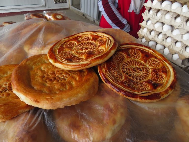 Таджикский нон и другие виды хлеба являются наиболее важными продуктами питания в Таджикистане.