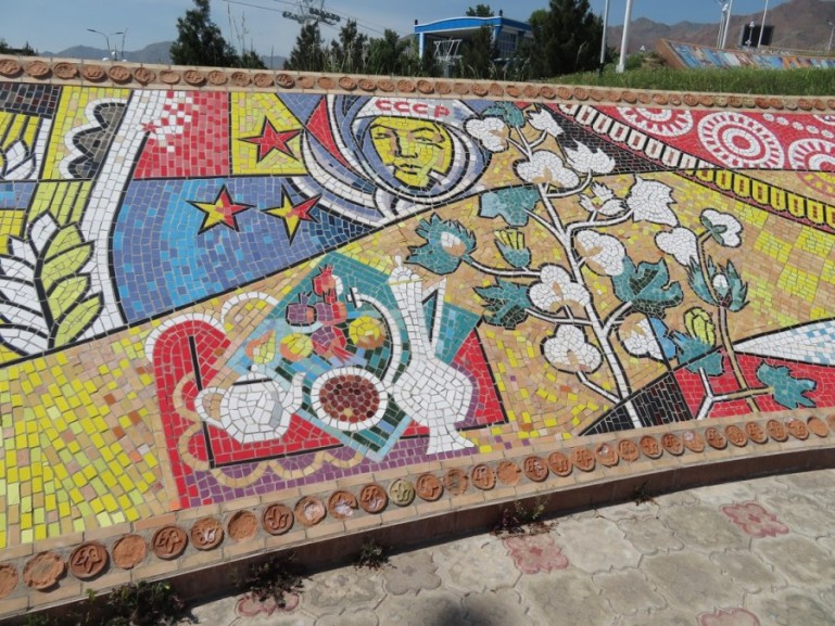 Мозаики в парке Сомони города Худжанда