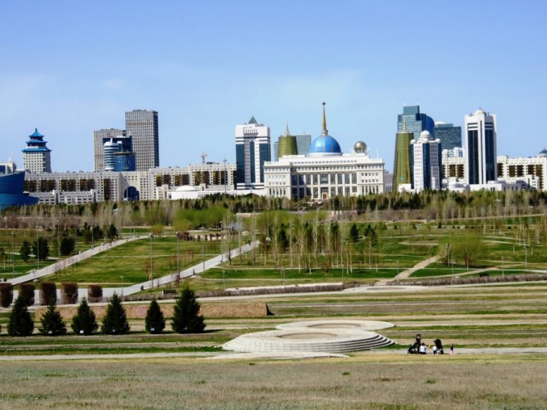 Вид на Президентский дворец из центрального парка Нур-Султан Астана