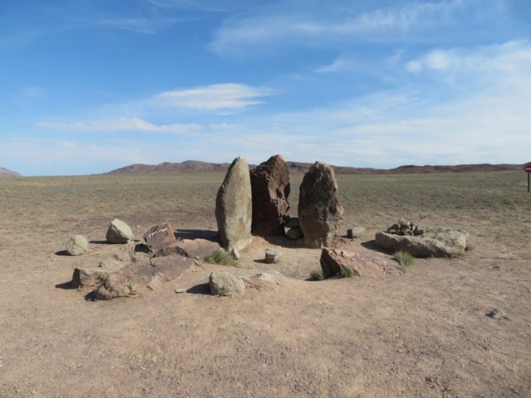 Каменные стелы Ошактас в Национальном парке Алтын-Эмель