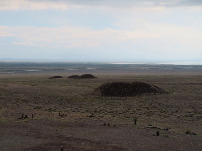 Курганы Бес Шатыр в Национальном парке Алтын Эмель