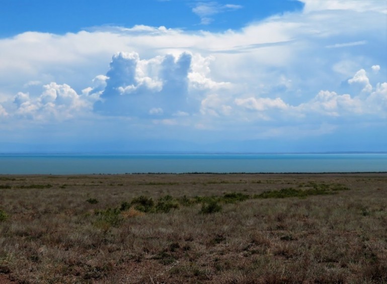 Озеро Капчагай в Национальном парке Алтын Эмель