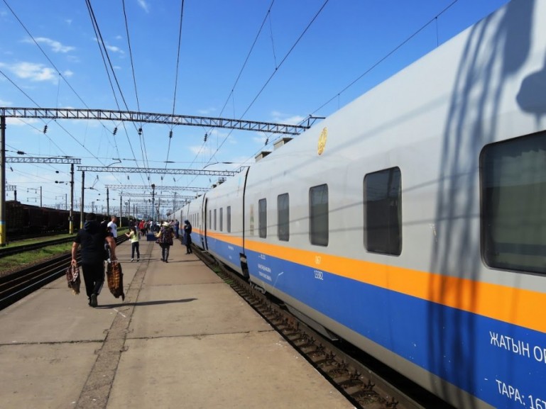 Поезд Talgo из Астаны в Шымкент на станции в Казахстане