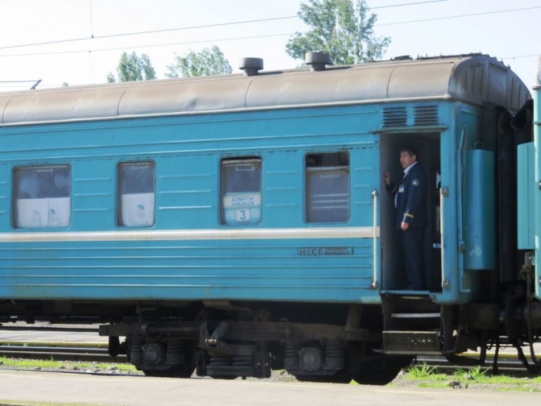Старые синие поезда в Казахстане — это авантюрный способ путешествовать по стране.