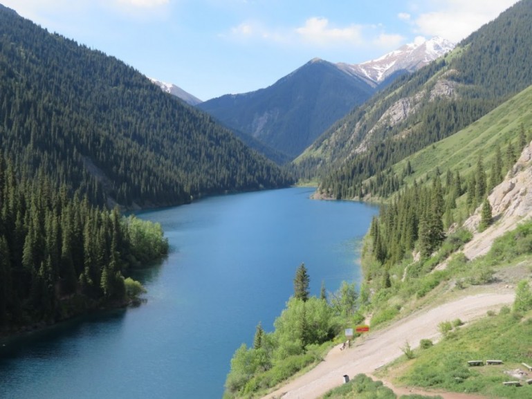 когда вы путешествуете по Казахстану, вы можете увидеть много горных озер, таких как Кольсайские озера недалеко от Алматы.